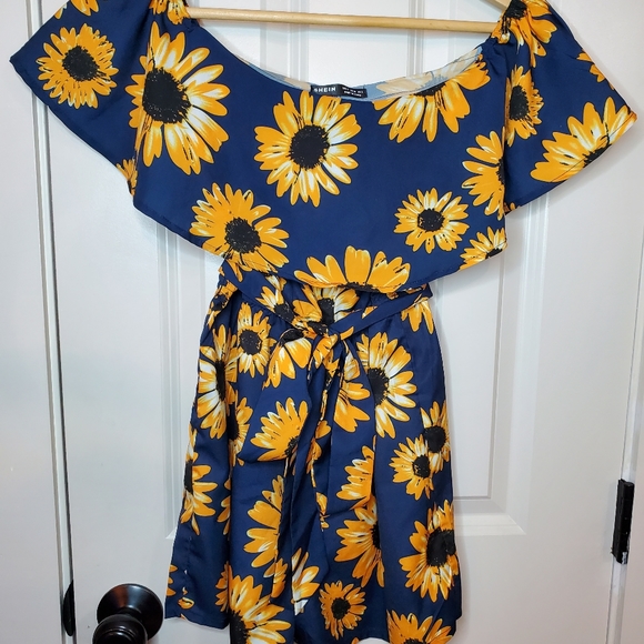 SOLD ✅ Sunflower Romper - Picture 4 of 6